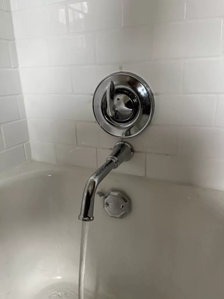 Open bathtub faucet